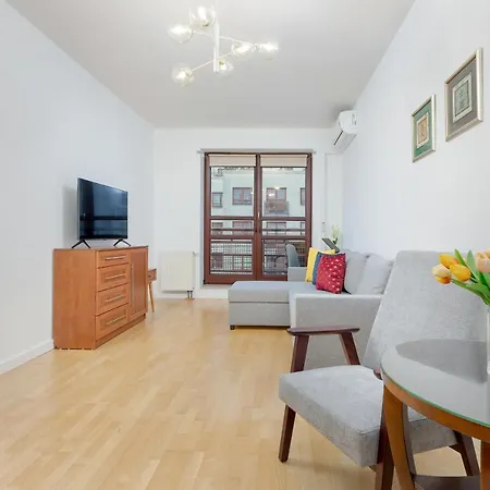 Spacious Near The Vistula River By Renters Apartment